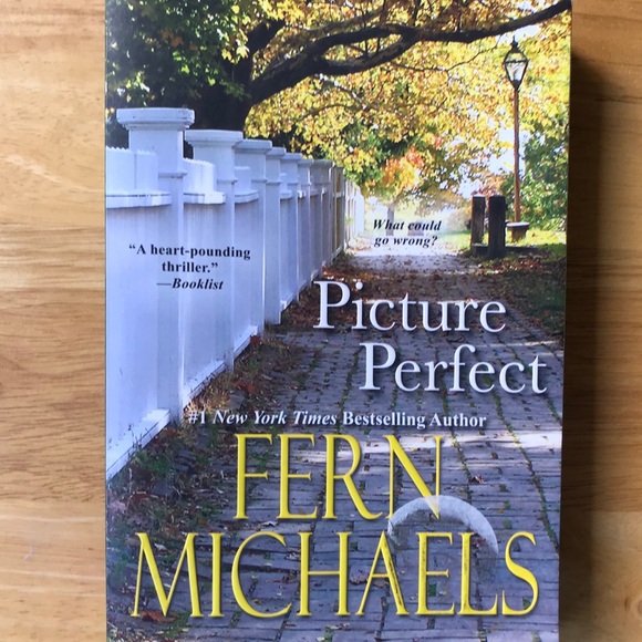 Fern Michaels 2 books Pretty Woman Picture Perfect - Picture 7 of 8